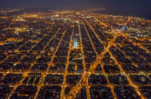El Eixample de Barcelona, de noche y a vista de pájaro, recuerda a un diseño de modo oscuro